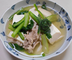 豚肉と豆腐、コマツ菜のスープ